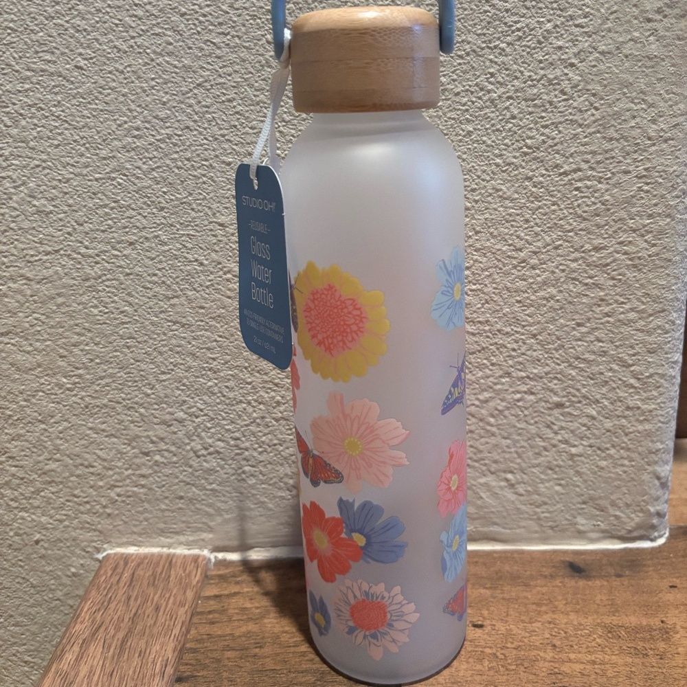 Studio Oh! Reusable Water Bottle with Bamboo Lid. 21oz